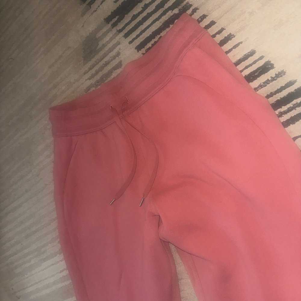 Lululemon Scuba High-Rise French Terry
Jogger
Color - Brier Rose
Size 10